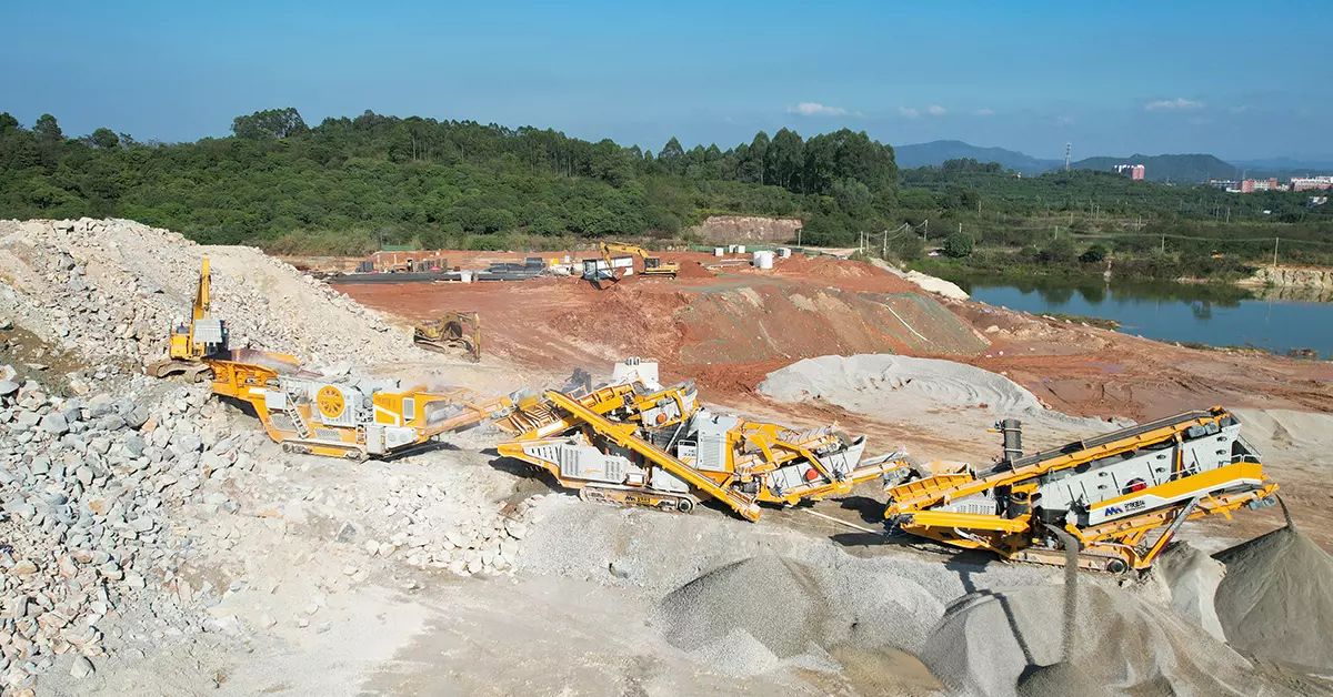Mexico 300TPH Magnetite Tracked Mobile Crushing Plant-2