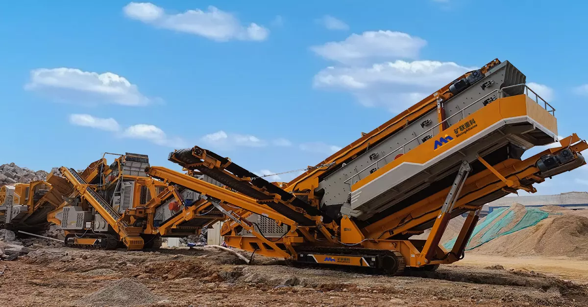 Mexico 300TPH Magnetite Tracked Mobile Crushing Plant-3