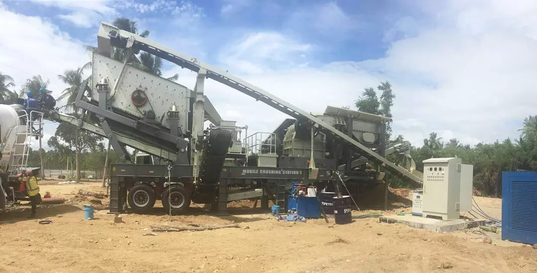 Wheeled mobile crushing and screening plant